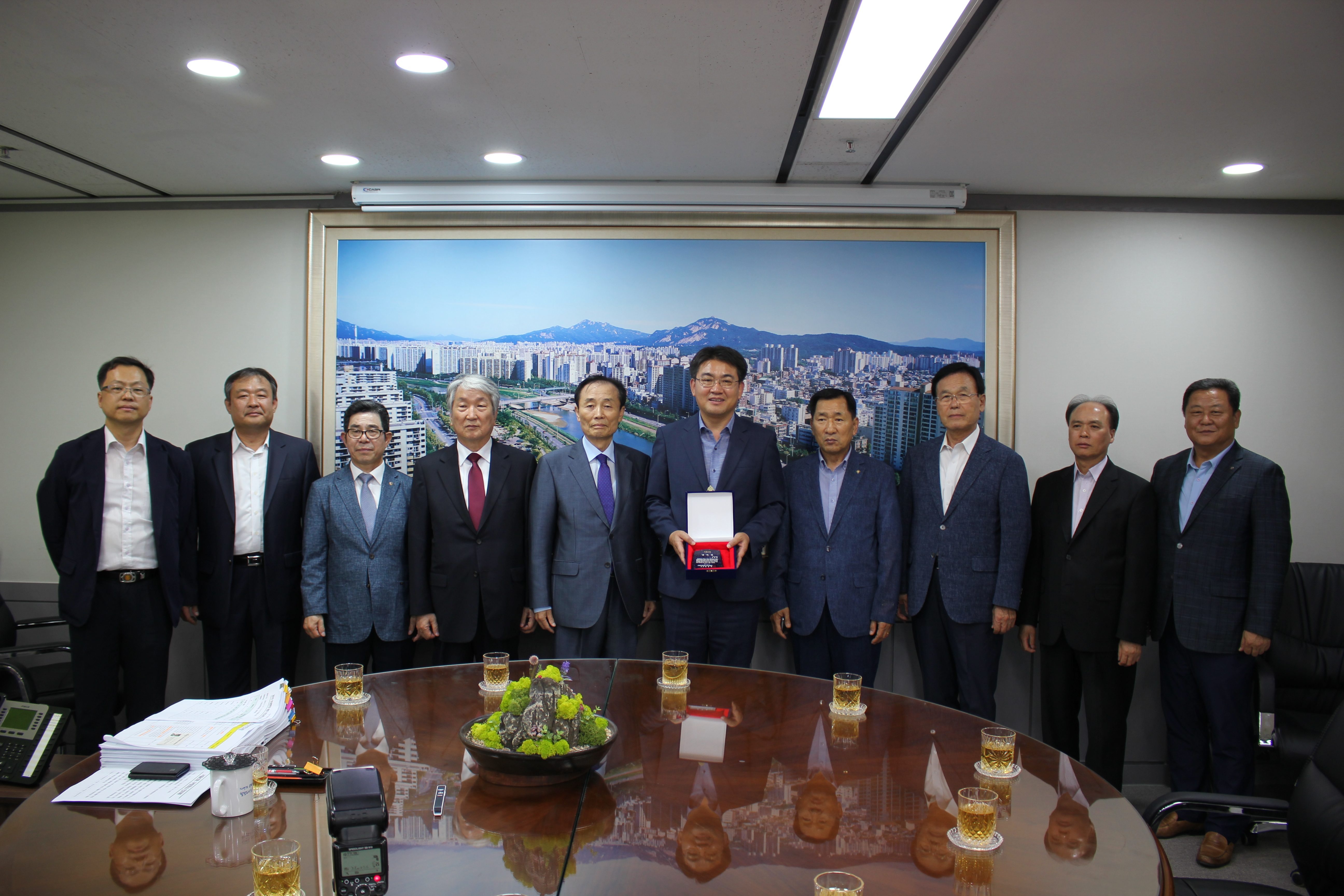 노원구청장에게 감사패 증정 참석 - 2019. 6